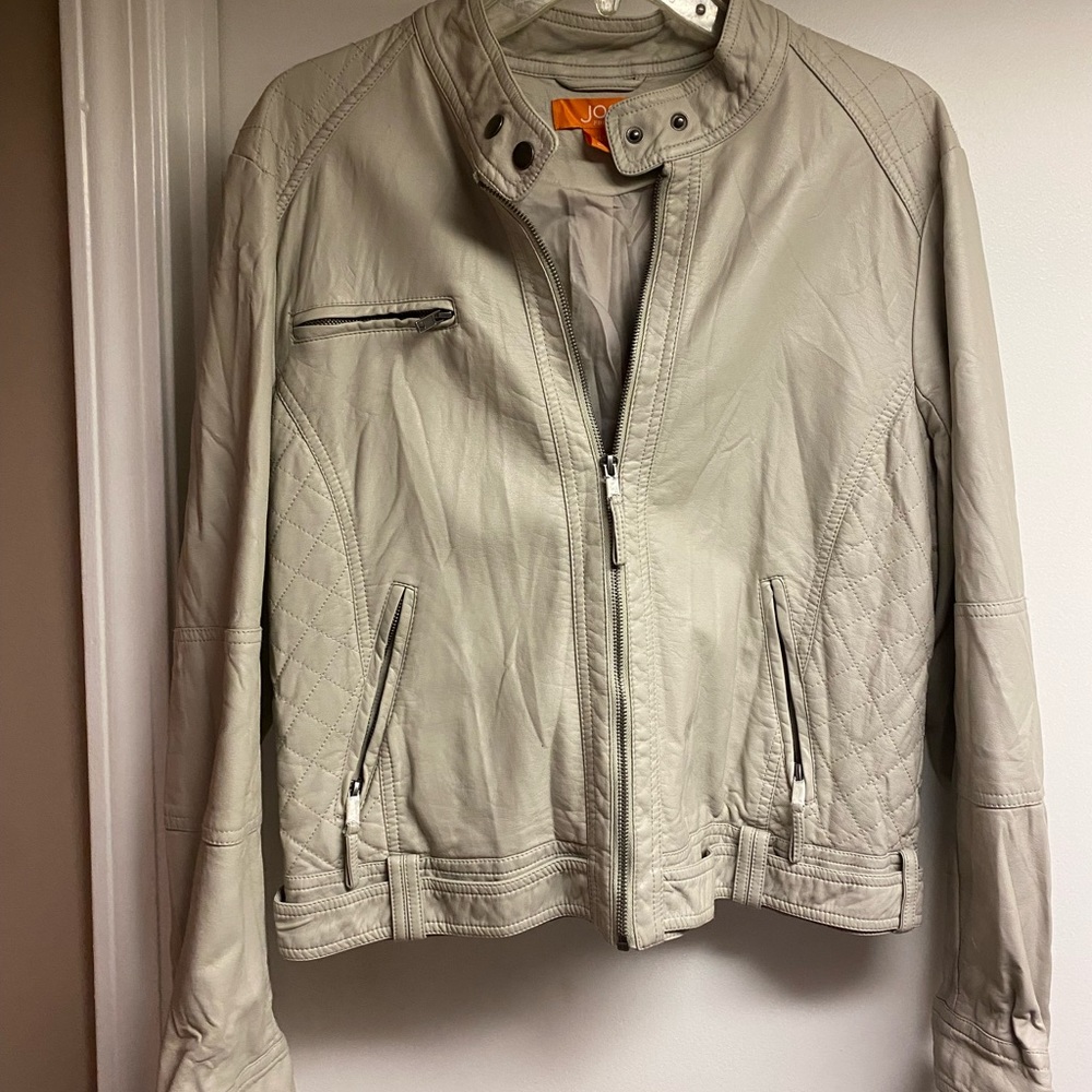 Leather Tan Bomber style jacket. zipper closure.... Excellent Condition
